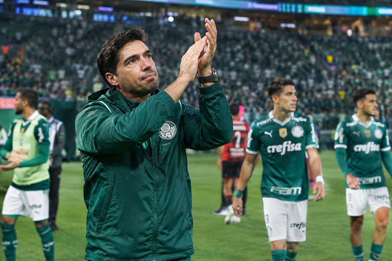 Palmeiras vence Athletico-PR, assume liderança e Abel pede apoio da torcida