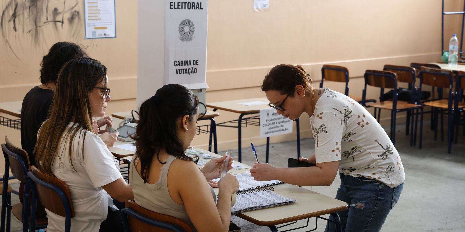 Rio de Janeiro (RJ), 04/10/2026 - Eleitores votam na zona eleitoral do Colégio Estadual Amaro Cavalcante, no Largo do Machado. - Foto: Rovena Rosa/Agência Brasil