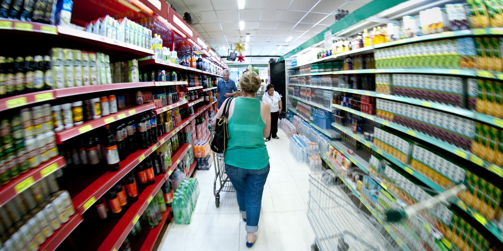 Produção industrial recua 0,6% em agosto, aponta IBGE