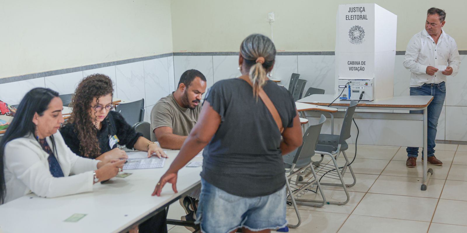 Brasília (DF), 04/10/2026 - Eleitores comparecem às seções eleitorais na manhã deste domingo para participar do primeiro turno das Eleições 2026. As imagens mostram o momento da votação nas salas onde estão instaladas as urnas eletrônicas. Foto: Joédson Alves/Agência Brasil