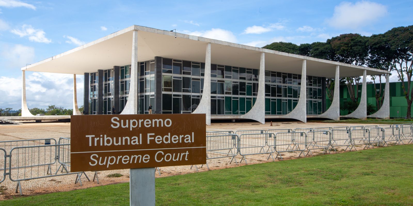 Homem é preso após tentar invadir sede do STF em Brasília