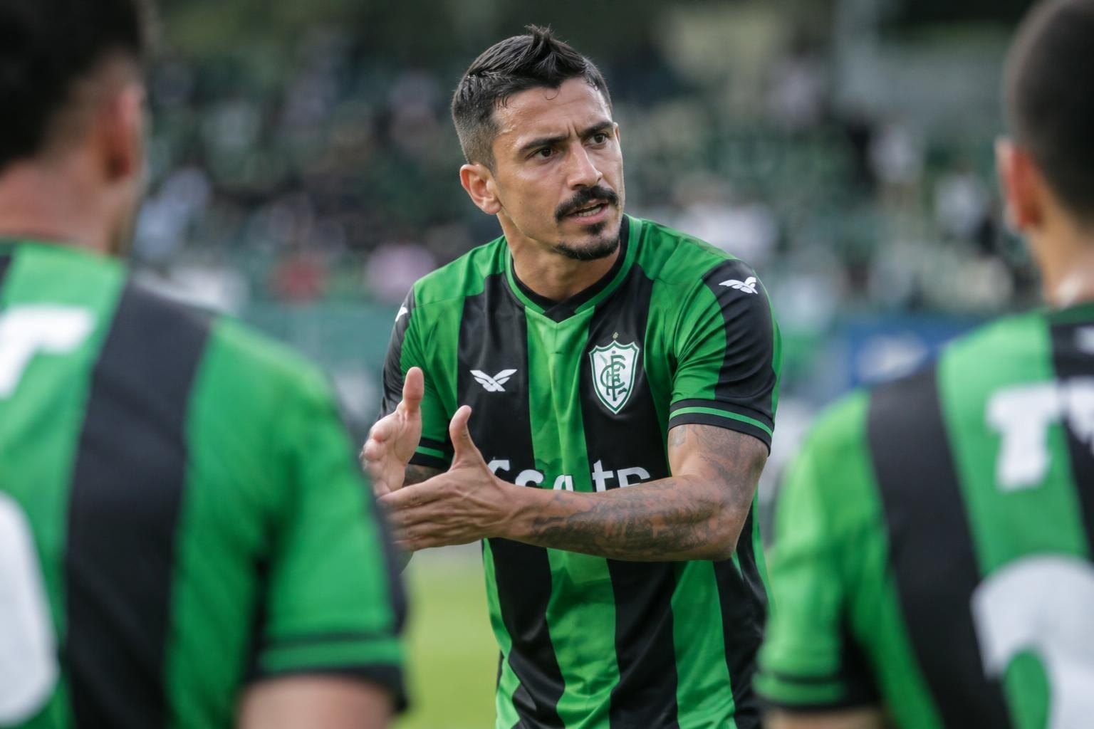 Willian Bigode pede união após queda do América para a Série C