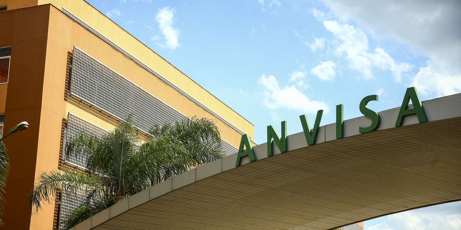 Fachada do edifício sede da Agência Nacional de Vigilância Sanitária (Anvisa).