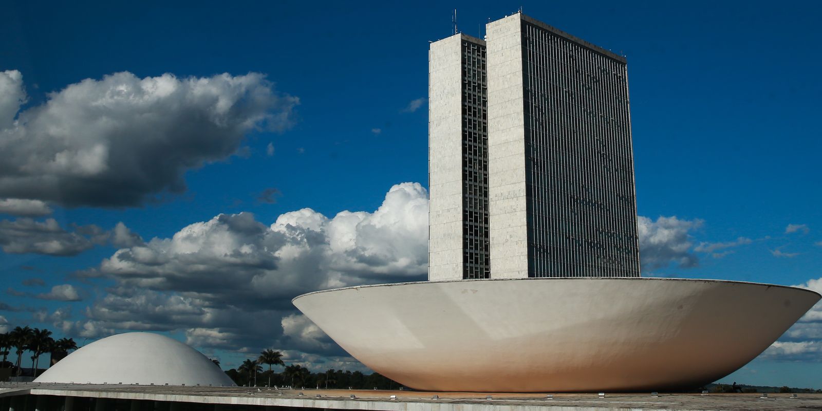 A cúpula maior, voltada para cima, abriga o Plenário da Câmara dos Deputados.