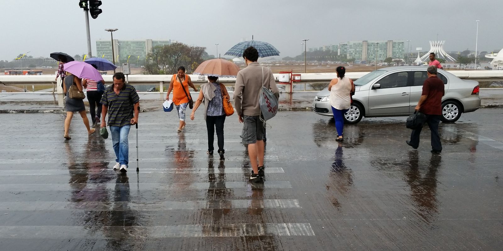 Chove em Brasília na tarde desta quarta-feira (Valter Campanato/Agência Brasil)