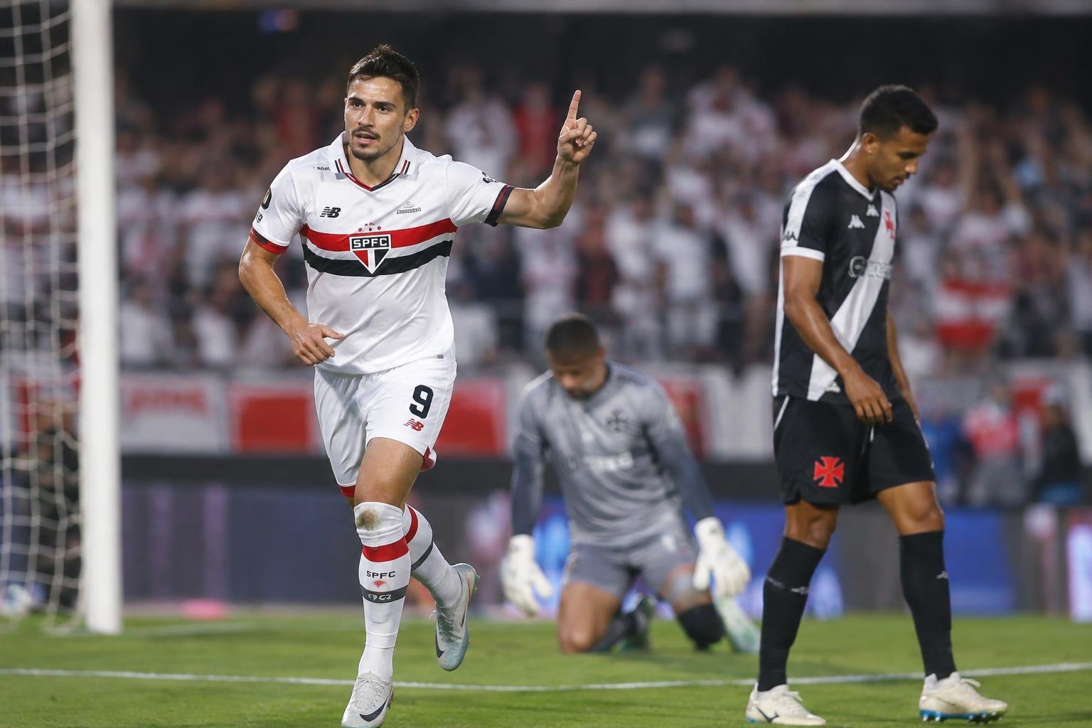 São Paulo vence o Vasco e chega à quinta vitória seguida no MorumBis pelo Brasileirão