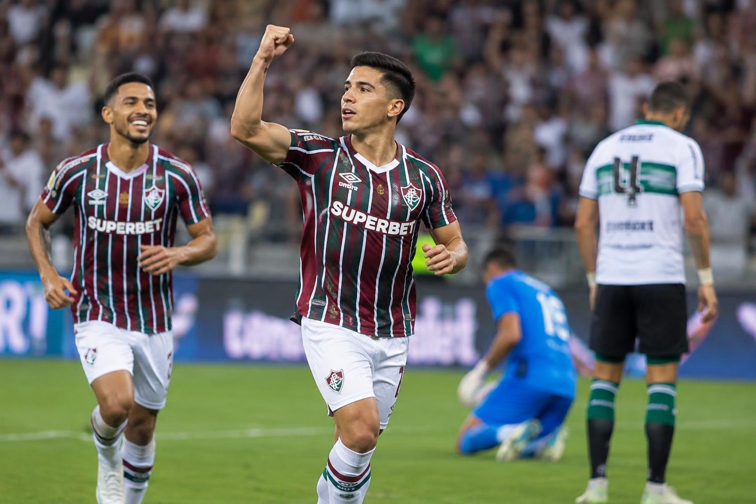 Fluminense goleia o Coritiba por 4 a 0 e retorna ao G4 do Brasileirão