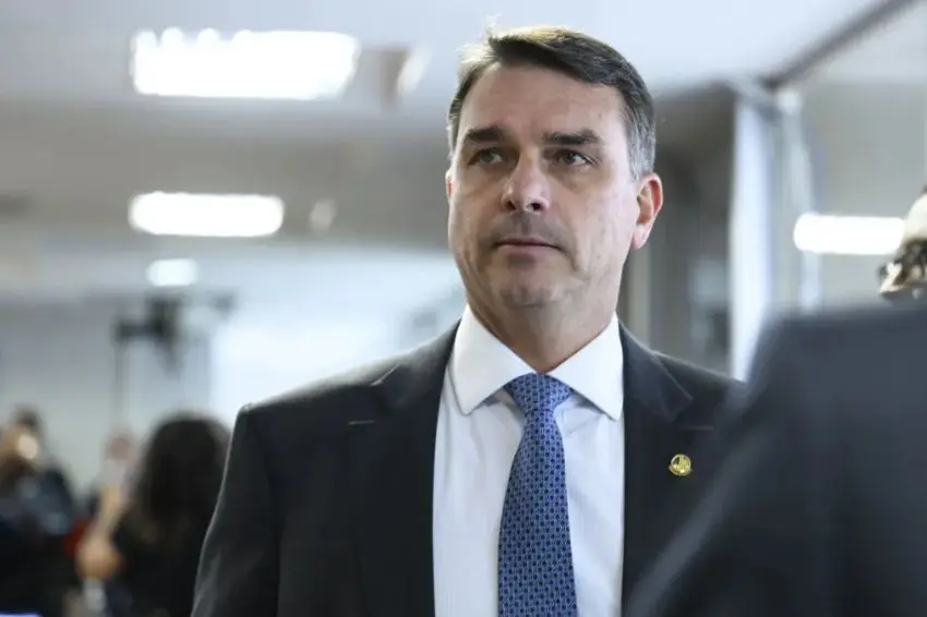 Canal-Solar-Vamos-potencializar-as-energias-limpas-mas-tambem-nao-abriremos-mao-das-fosseis-diz-Flavio-Bolsonaro