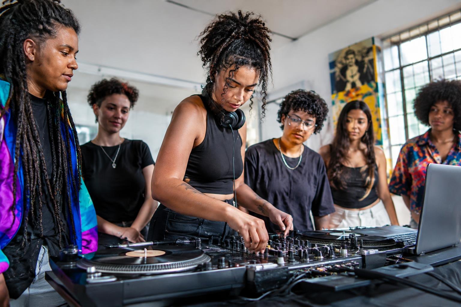 Centro Cultural Urucuia oferece oficina gratuita de DJ para mulheres e pessoas LGBTQIAPN+