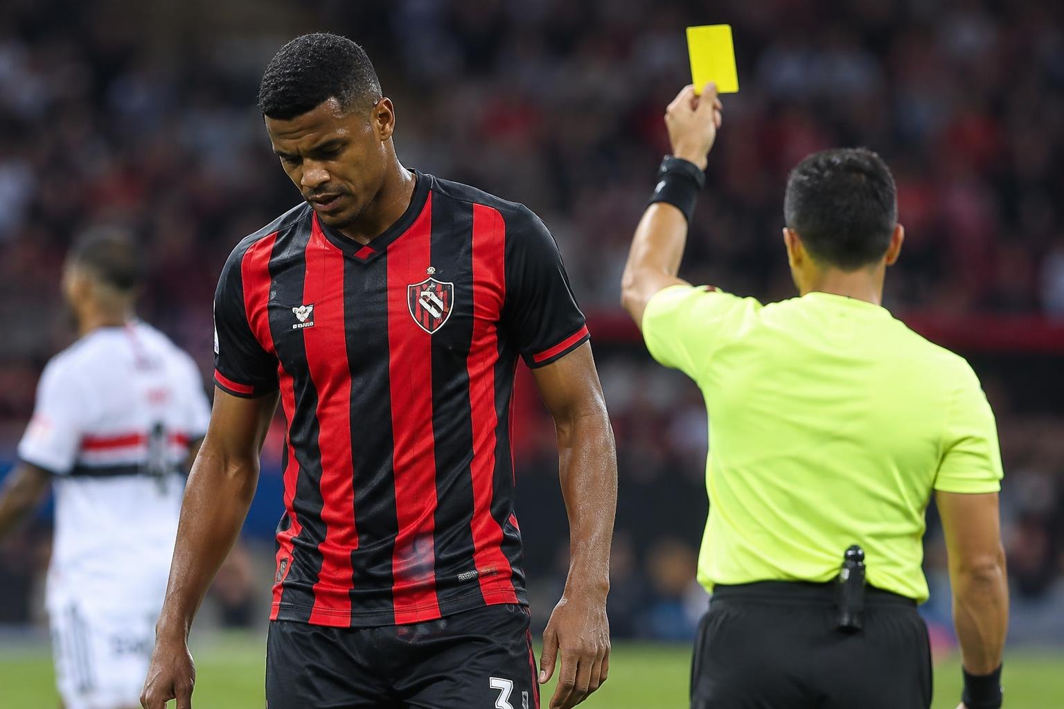 Vitória não terá Cacá contra o Corinthians pelo Brasileirão