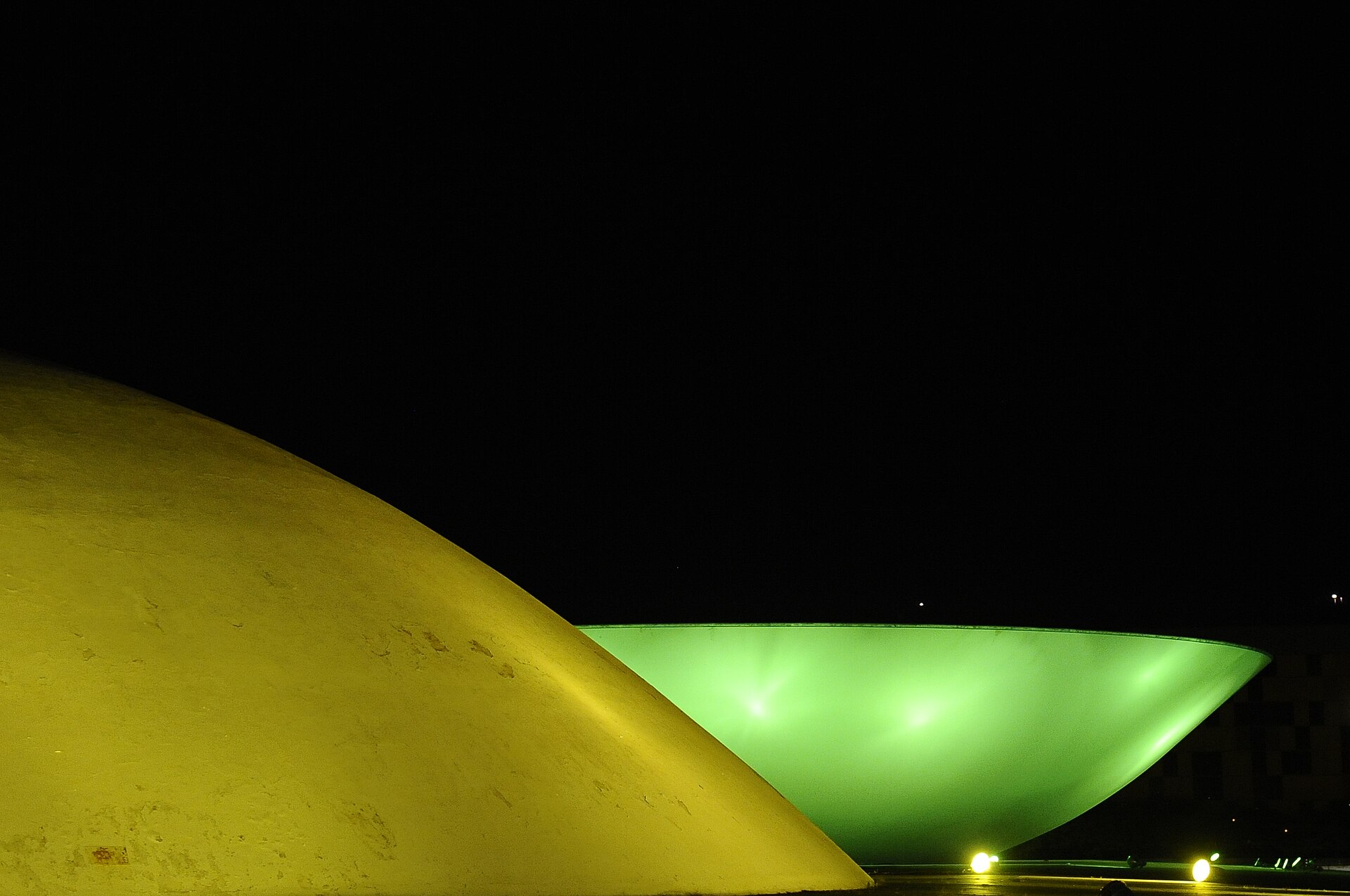 Congresso Nacional iluminado com as cores verde e amarela nestes primeiros dias de setembro para celebrar a Semana da Pátria, já que na próxima quinta-feira (7), será comemorado o Dia da Independência do Brasil. A iluminação especial de cada uma das Casas legislativas será nas cores da bandeira nacional: a cúpula do Senado e o prédio principal da Câmara dos Deputados em amarelo, enquanto a cúpula da Câmara e o Anexo 1 do Senado recebem luz na cor verde. Foto: Jonas Pereira/Agência Senado