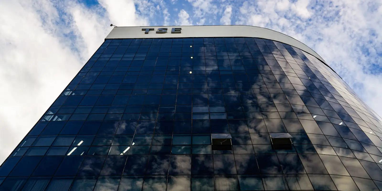 Brasília (DF), 04/10/2026 - Fachada do Tribunal Superior Eleitoral (TSE), em Brasília, durante o início da apuração dos votos das eleições de 2026. Foto: Rafa Neddermeyer/Agência Brasil