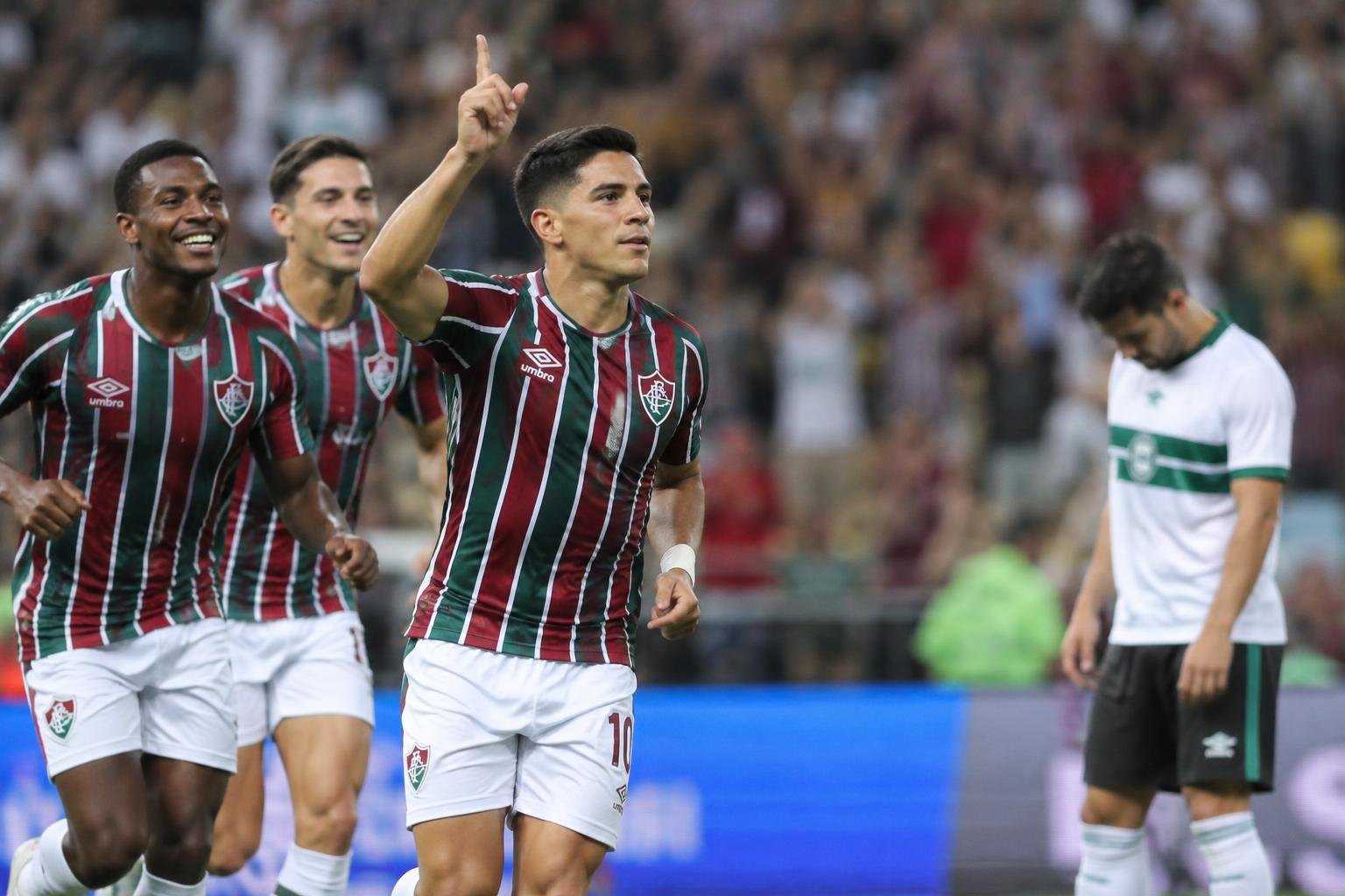 Fluminense goleia o Coritiba por 4 a 0 e retorna ao G4 do Brasileirão