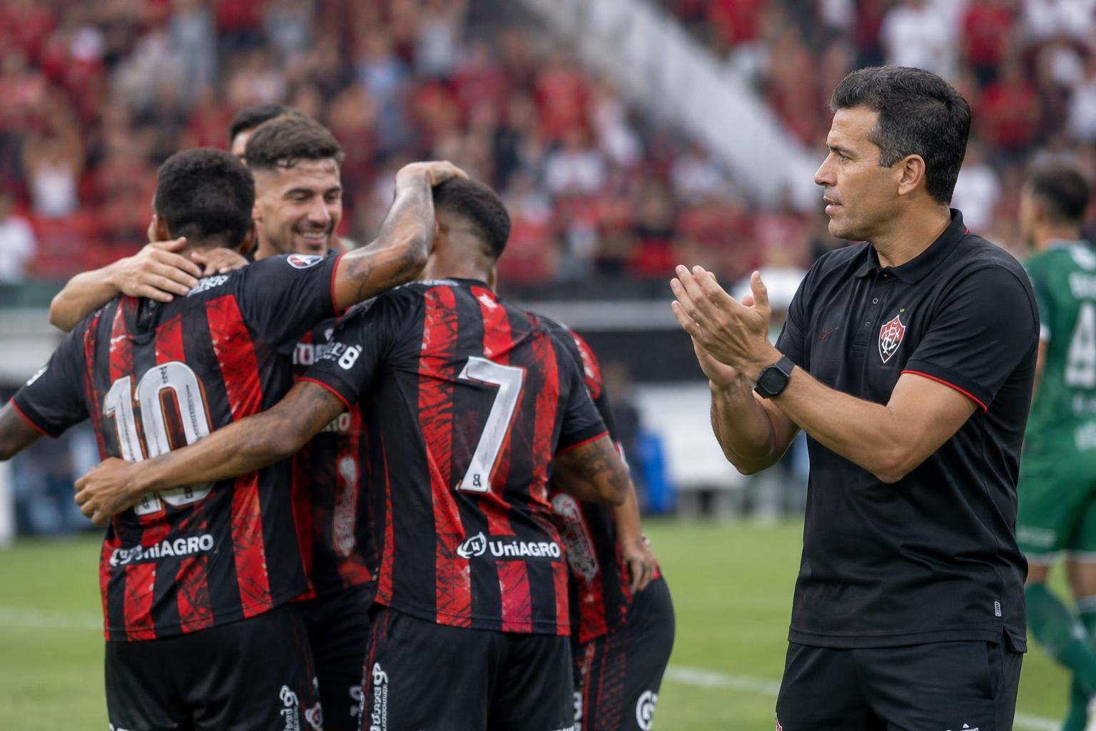 Jair Ventura elogia atuação do Vitória após goleada sobre a Chapecoense