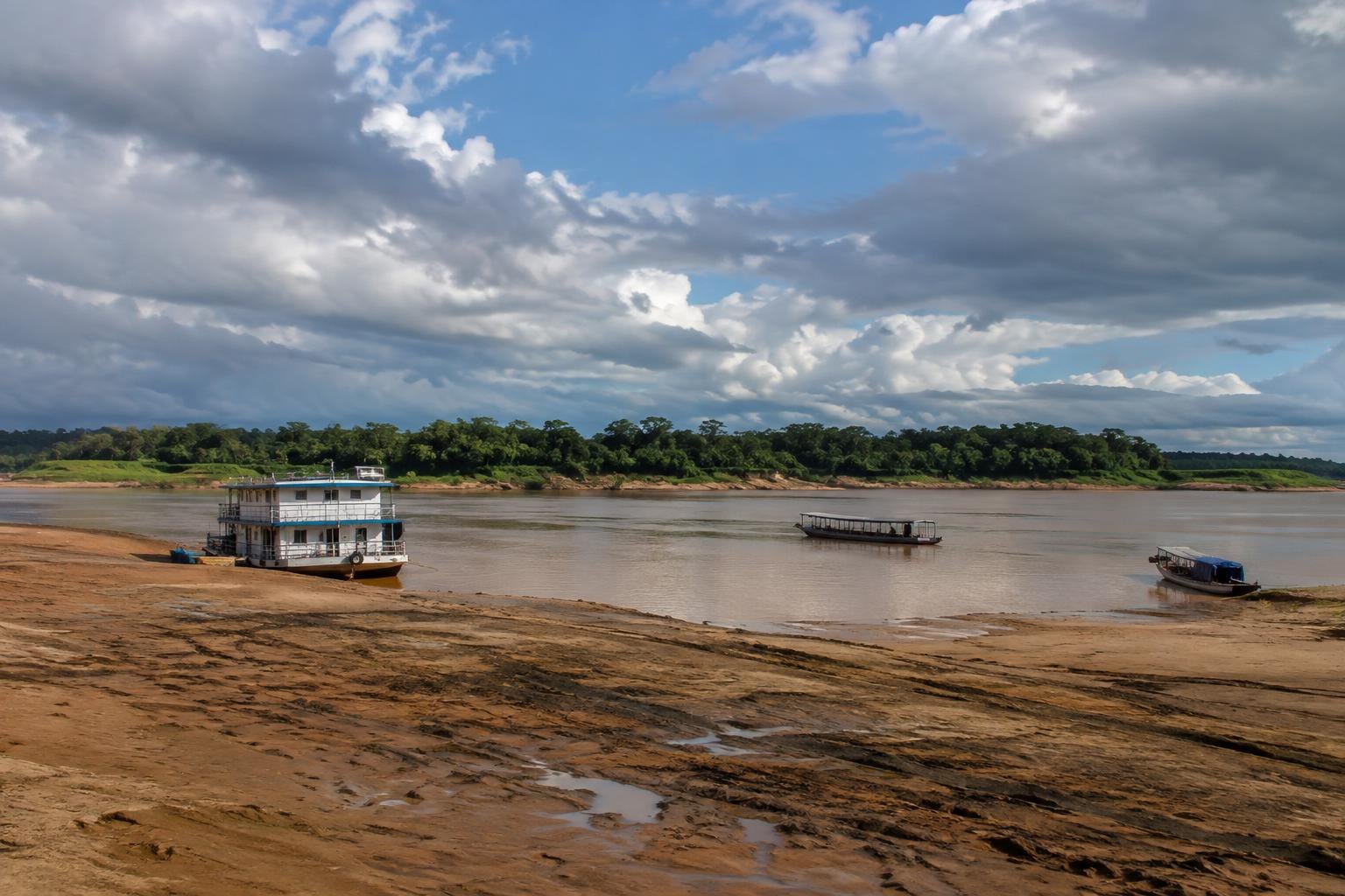 Seca do rio Madeira prejudica acesso à água, transporte e escolas em comunidades de Porto Velho