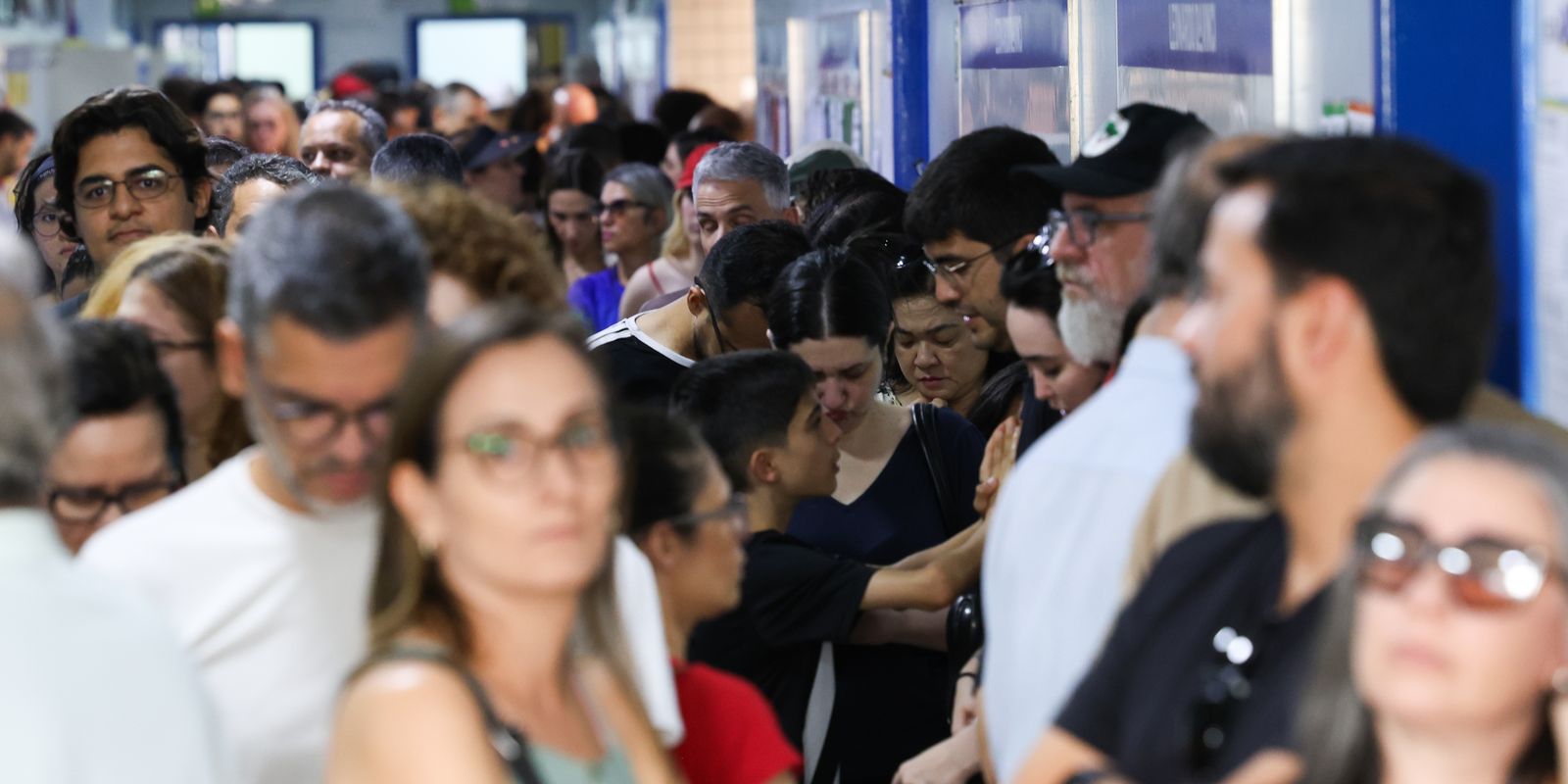 Brasília – DF – 04/10/2026 - Votação do primeiro turno. Eleitores na fila de votação no Colégio Leonardo da Vici. FOTO: Lula Marques/Agência Brasil.