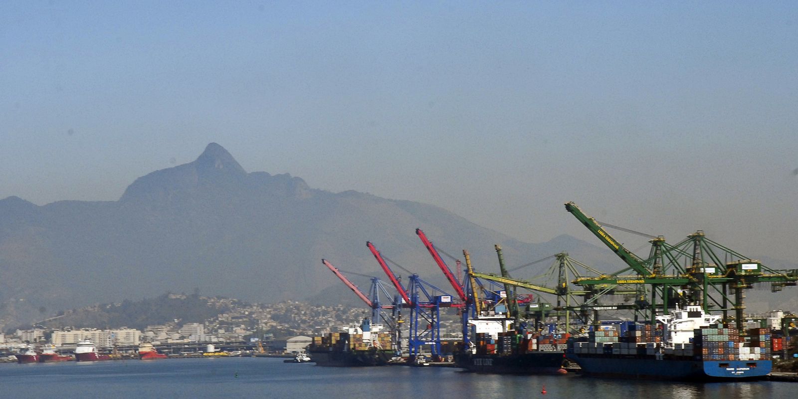 Atracação de navios no Caís do Porto do Rio de Janeiro, guindaste, container.
