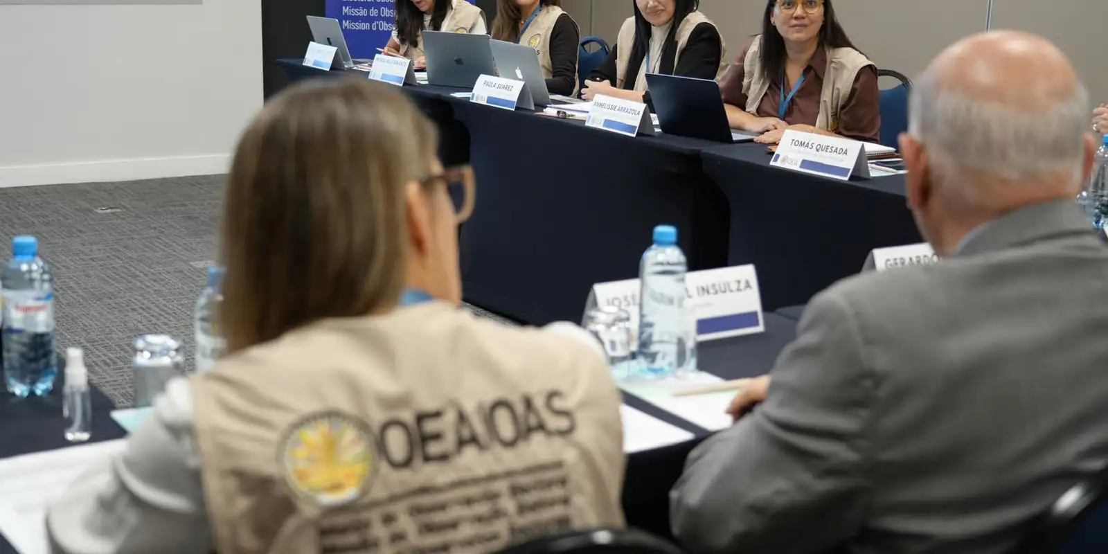 01/10/2026 - Como parte das atividades de observação pré-eleitoral antes das Eleições Gerais no Brasil, o chefe da Missão de Observação Eleitoral da OEA #OEAnoBrasil se reuniu com a equipe de especialistas para conhecer vários aspectos que antecedem o domingo, 4 de outubro. A #MOE_OEA analisa temas como organização e logística eleitoral, implementação de tecnologia, justiça eleitoral, financiamento político-eleitoral, violência, campanhas, mídia e comunicação digital, entre outros. Foto: @OEA_of