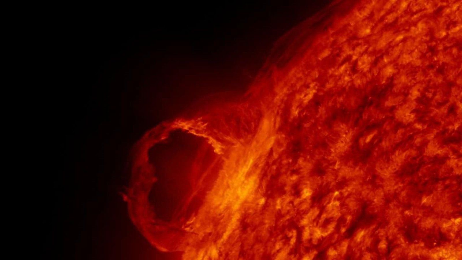 Explosão Solar Lança Jato de Plasma em Direção à Terra