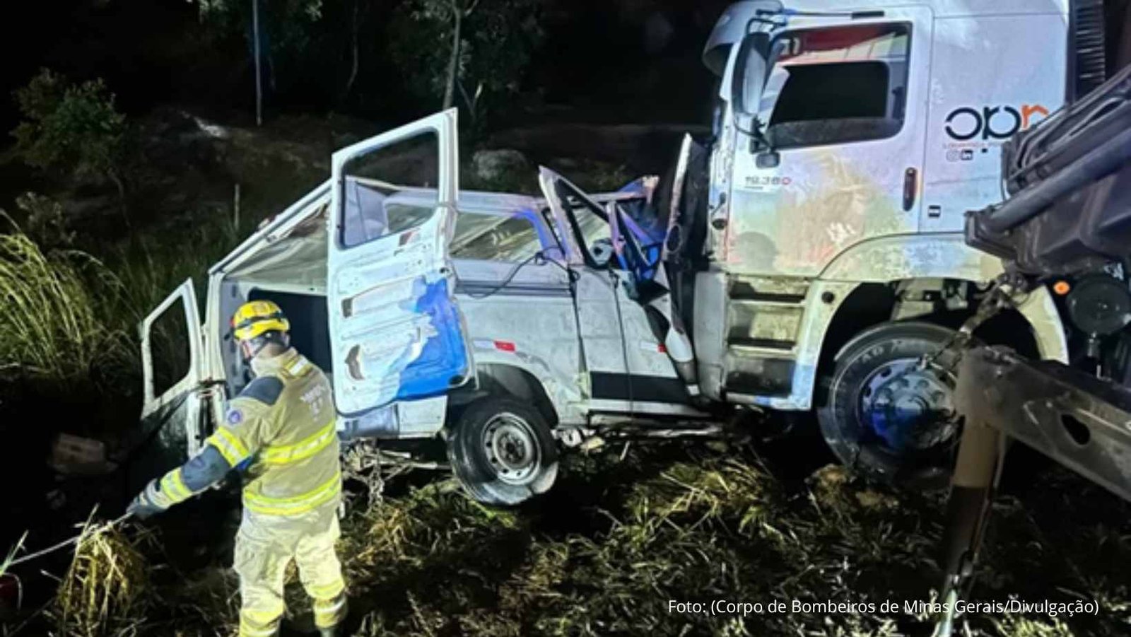 Tragédia na BR-251 em Grão Mogol deixa nove mortos em colisão entre van e carreta