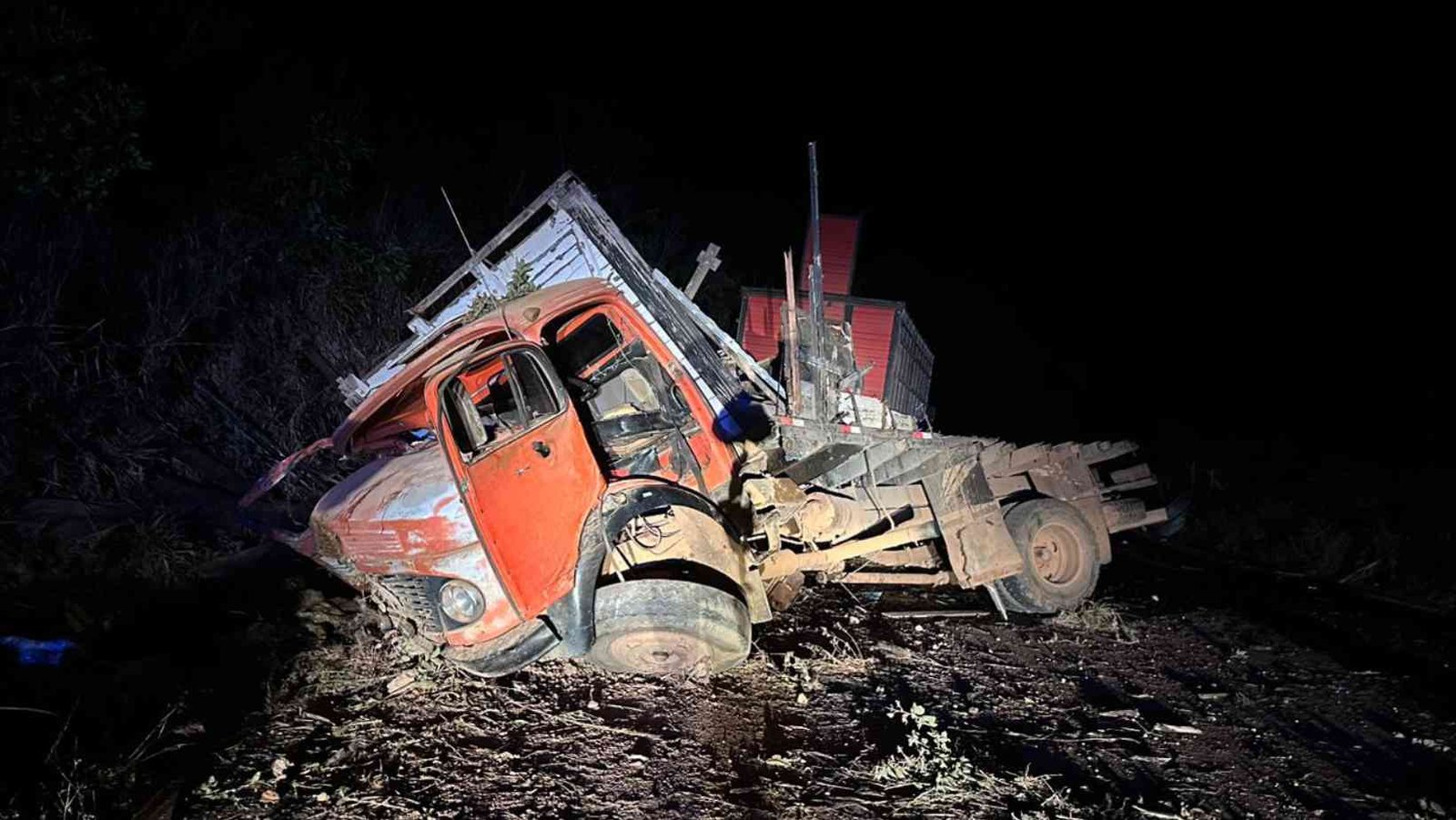 Caminhão colide contra barranco na MG-230, em Rio Paranaíba; não houve feridos