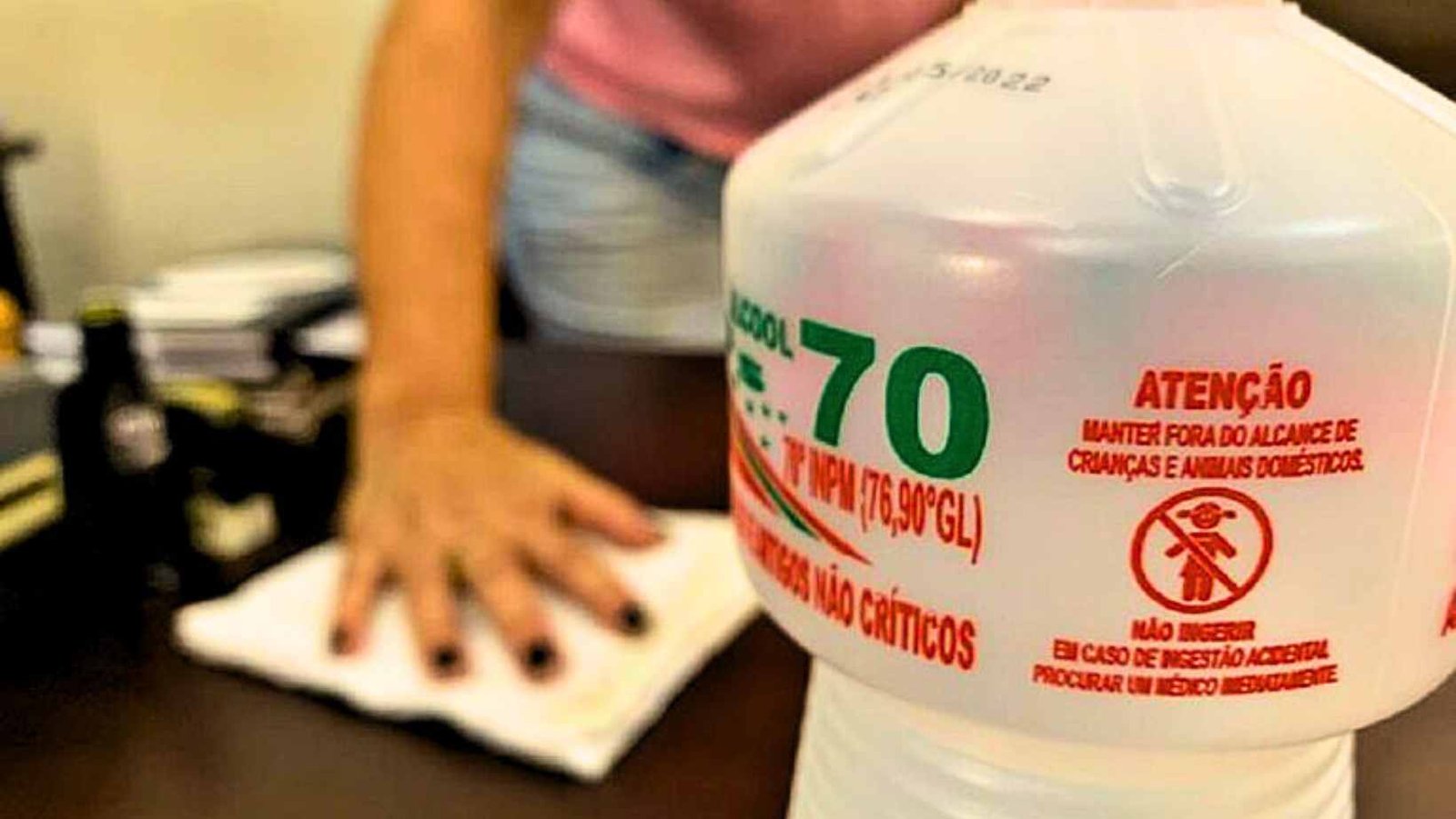 Comissão da Câmara aprova projeto que libera venda de álcool 70% líquido