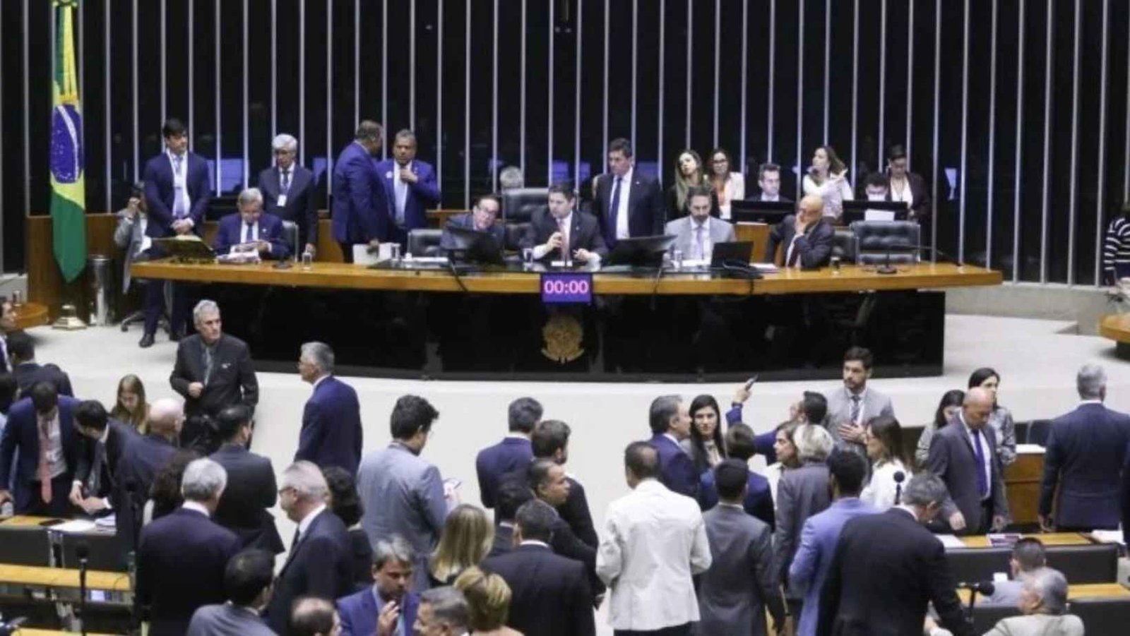 Conta de luz vai subir 3,5% após Congresso derrubar vetos de Lula
