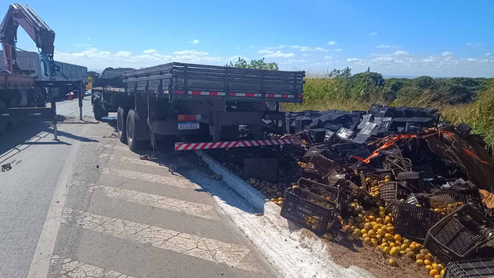 Motorista morre após caminhão carregado com mexerica capotar na MG-190, entre Serra do Salitre e Brejo Bonito