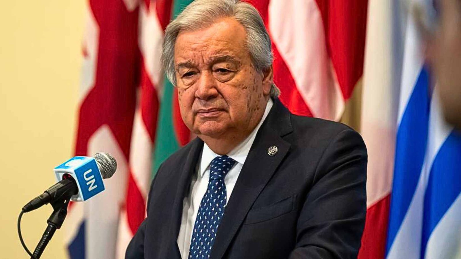 O secretário-geral da Organização das Nações Unidas (ONU), António Guterres, declarou estar “gravemente alarmado” com os ataques realizados pelos Estados Unidos contra instalações nucleares no Irã, na noite deste sábado (21). Guterres fez um apelo urgente para que os países membros da ONU atuem imediatamente na redução da tensão e alertou que o mundo corre risco de enfrentar consequências “catastróficas”. Em comunicado oficial, o chefe da ONU classificou a ofensiva americana como uma “escalada extremamente perigosa” em uma região que já vive em constante instabilidade. Para ele, os ataques representam uma ameaça direta à paz e à segurança internacionais. O secretário-geral reforçou que não há solução militar possível e destacou que o caminho deve ser a diplomacia. Guterres apelou aos Estados-membros para que “cumpram suas obrigações conforme a Carta da ONU e o direito internacional”, evitando que a crise evolua para uma situação fora de controle. Ataque às instalações nucleares O ataque ocorreu na noite de sábado (21), quando aeronaves dos Estados Unidos bombardearam três importantes instalações nucleares no Irã: Fordow, Natanz e Esfahan. Segundo o próprio presidente americano, Donald Trump, os bombardeios foram “muito bem-sucedidos”, e todas as aeronaves retornaram sem entrar novamente no espaço aéreo iraniano. De acordo com informações divulgadas por agências internacionais, as autoridades iranianas confirmaram os bombardeios, mas afirmaram que as instalações estavam previamente esvaziadas. O complexo de Fordow, um dos principais alvos, abriga uma instalação subterrânea equipada com milhares de centrífugas para enriquecimento de urânio, sendo considerado um dos pontos mais sensíveis do programa nuclear iraniano. Risco de guerra global Guterres alertou que há um risco crescente de que o conflito saia rapidamente do controle, com impactos devastadores não apenas para a região do Oriente Médio, mas também para todo o mundo. “É um momento extremamente perigoso, no qual é fundamental evitar uma espiral de caos”, afirmou o secretário-geral, que voltou a defender o diálogo como “única esperança para alcançar a paz”.