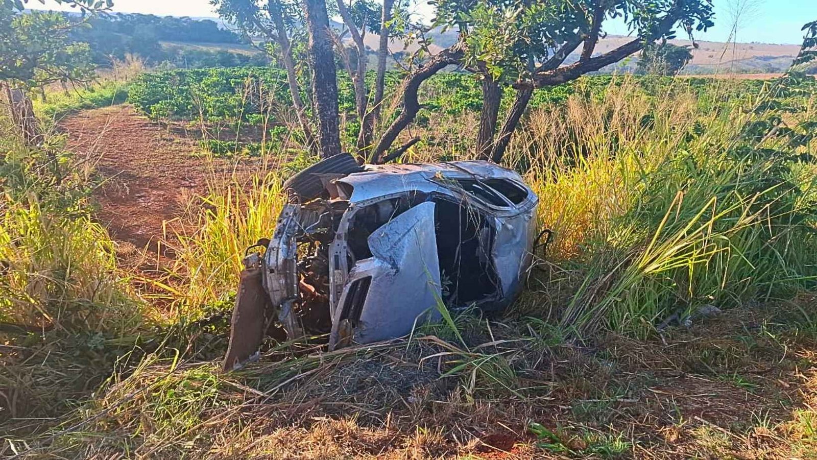 Jovem morre e dois adolescentes ficam gravemente feridos após capotamento na BR-352, em Abadia dos Dourados