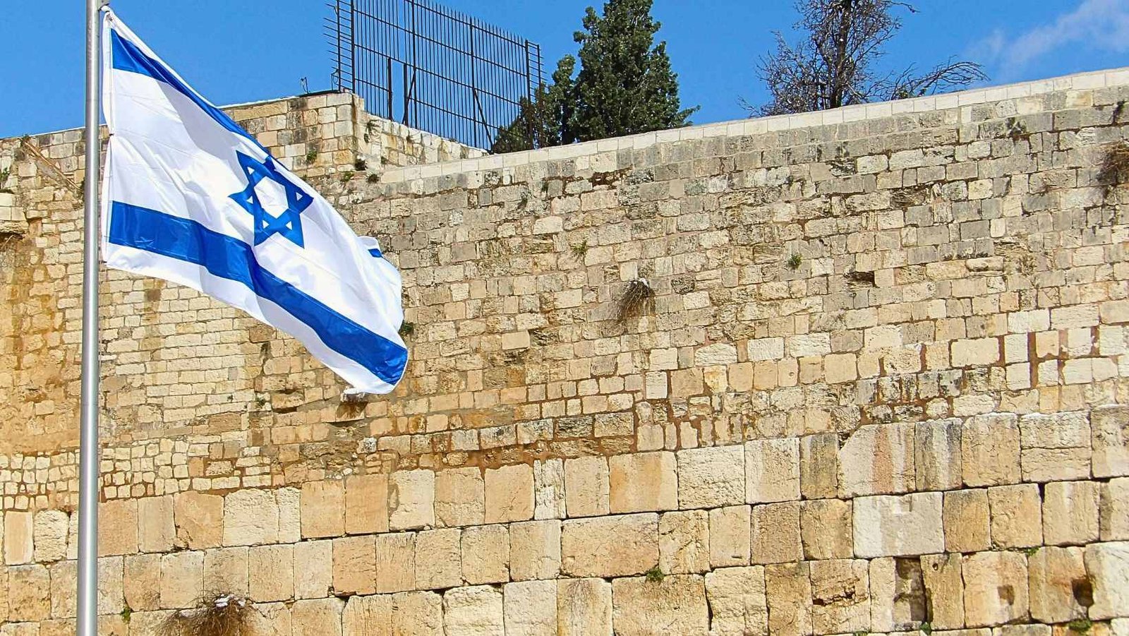 Israel acusa Irã de violar cessar-fogo e promete ataque "poderoso" contra Teerã