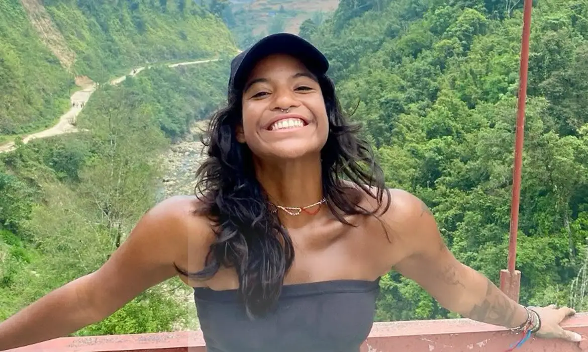 Brasileira segue à espera de resgate após cair em cratera de vulcão na Indonésia