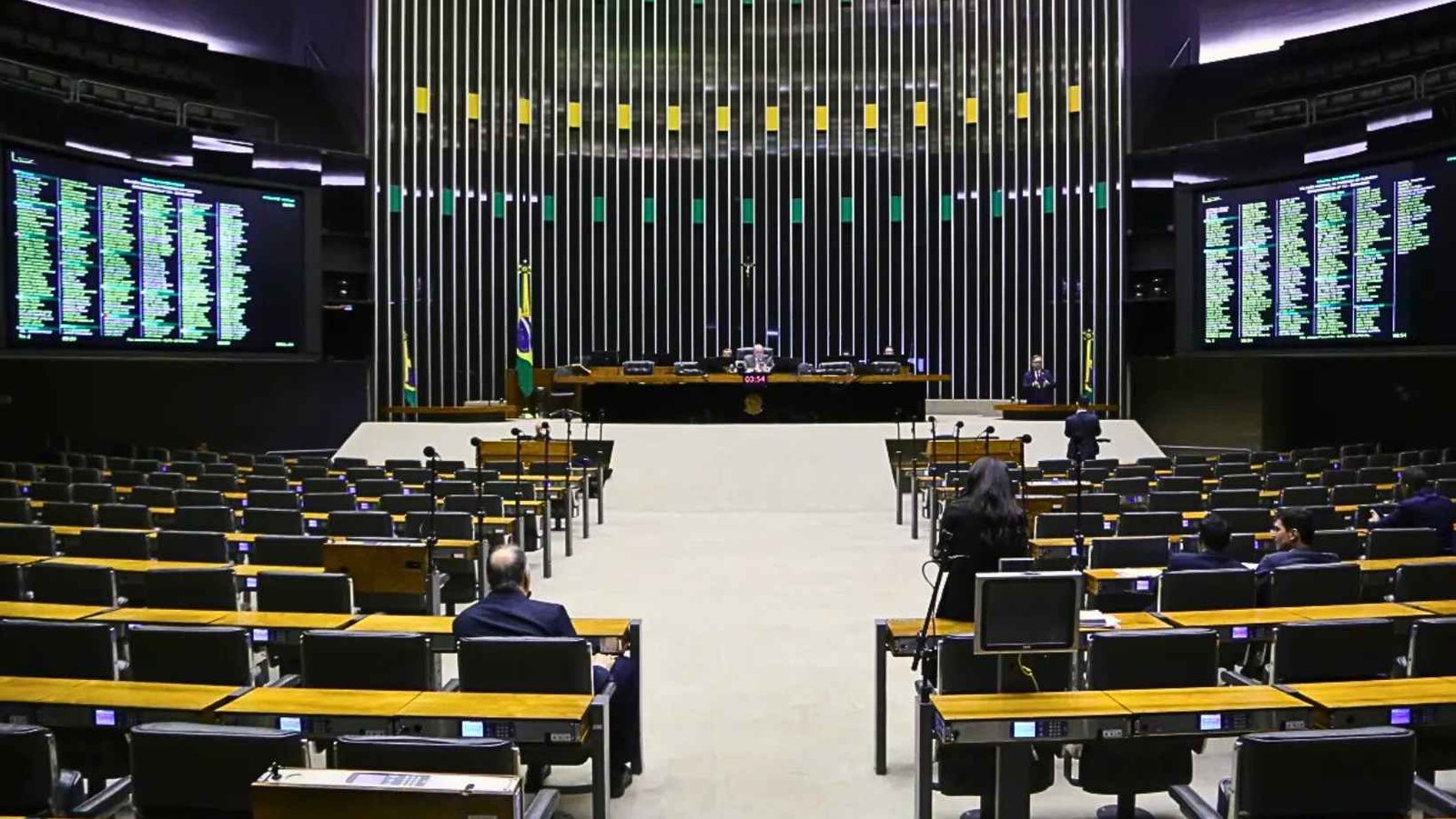Com plenário esvaziado, Câmara aprova suspensão de aumento do IOF e impõe derrota ao governo