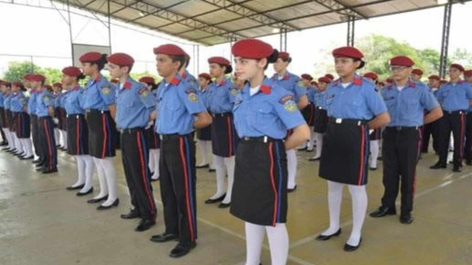 Professores e estudantes protestam em BH e Uberlândia contra expansão de escolas cívico-militares em Minas