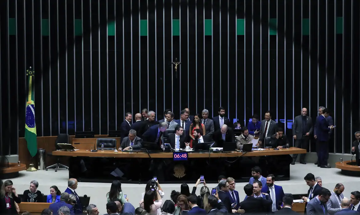 Medida ocorre em meio a denúncias de fraudes e mais de 1,7 milhão de pedidos de reembolso por descontos indevidos