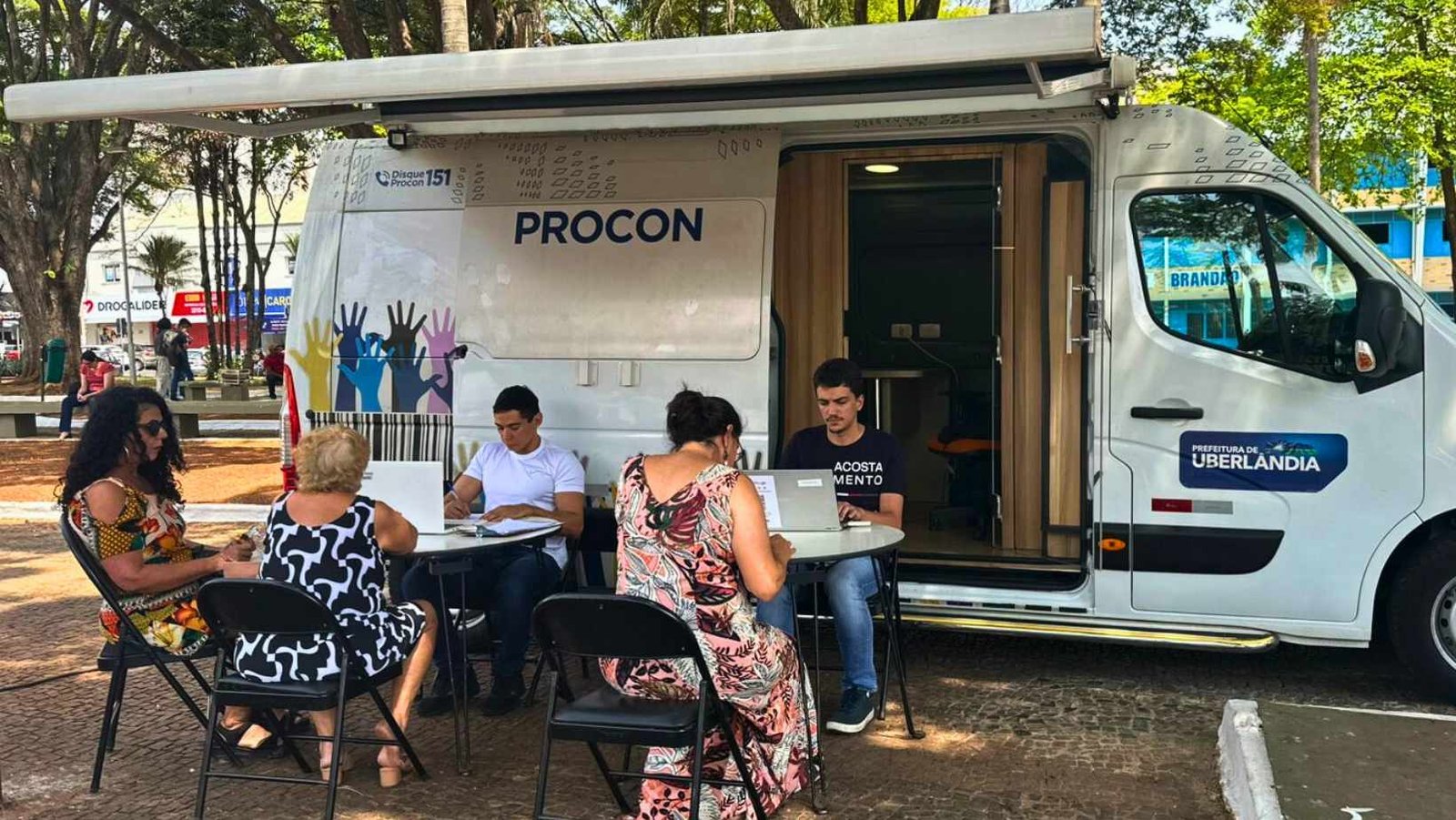 Procon Móvel realiza atendimentos gratuitos na Praça Tubal Vilela nesta segunda (26) e terça (27)