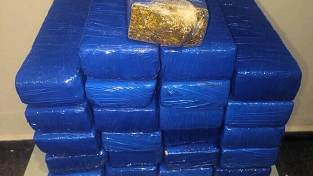 Adolescente é apreendido com mais de 20 kg de drogas em ônibus na MG-230 a caminho de São Gotardo