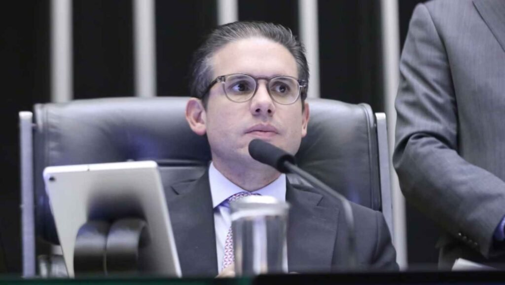 Câmara propõe liberar acúmulo de aposentadoria e salário para deputados; proposta reacende debate sobre privilégios e impacto fiscal