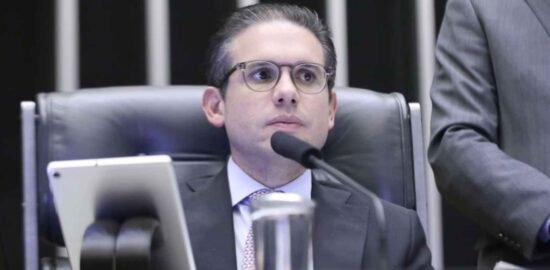 Câmara propõe liberar acúmulo de aposentadoria e salário para deputados; proposta reacende debate sobre privilégios e impacto fiscal