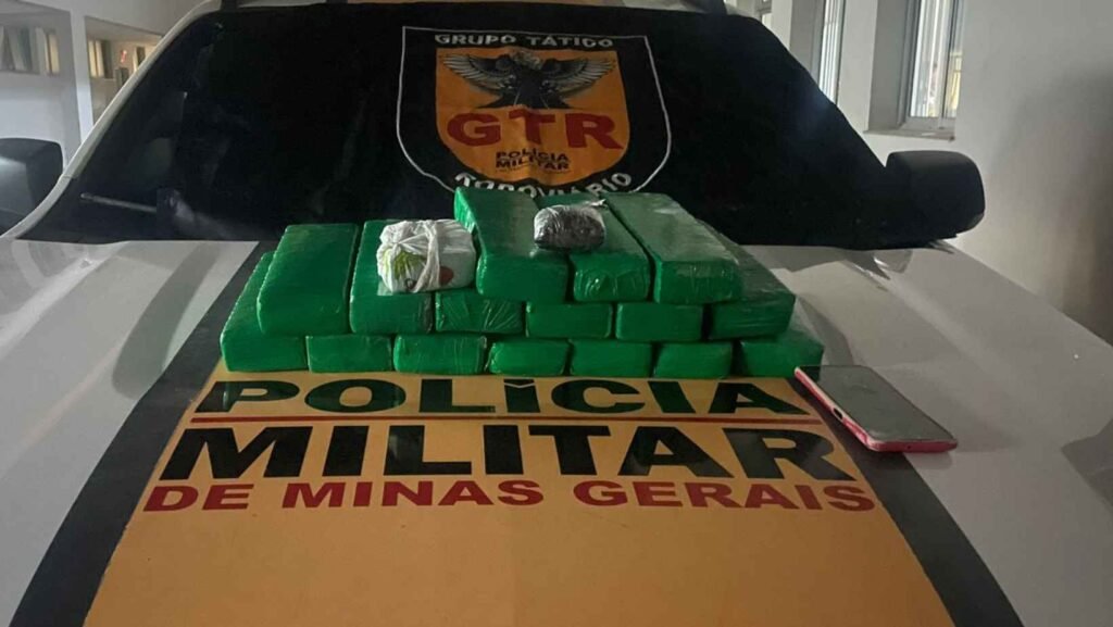 Polícia apreende 17 kg de maconha e cocaína em ônibus com destino a São Gotardo
