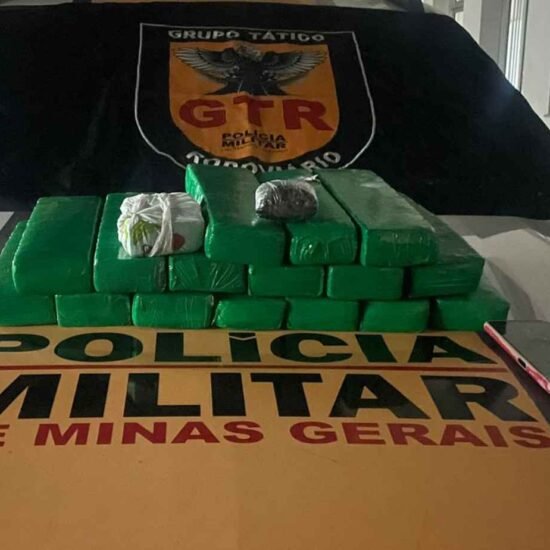 Polícia apreende 17 kg de maconha e cocaína em ônibus com destino a São Gotardo