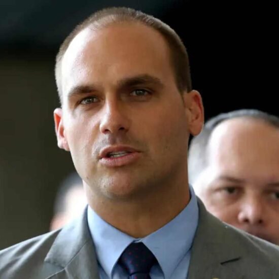 Prazo de licença de Eduardo Bolsonaro termina neste domingo; deputado pode começar a ter faltas não justificadas