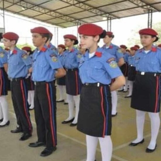 Professores e estudantes protestam em BH e Uberlândia contra expansão de escolas cívico-militares em Minas