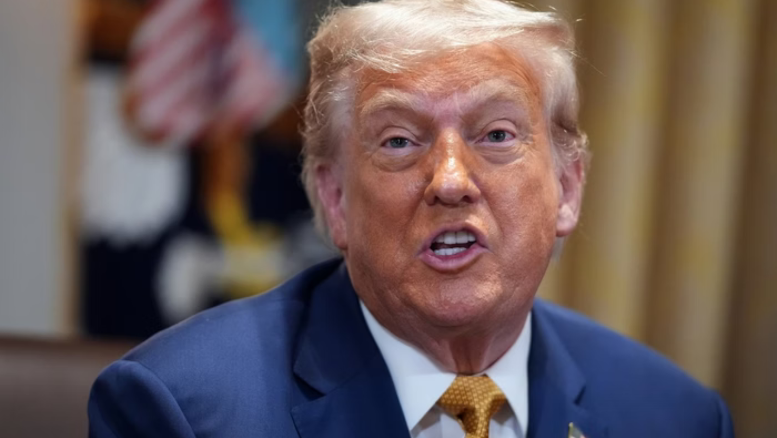 O presidente dos Estados Unidos, Donald Trump, anunciou nesta quarta-feira (9) que o governo norte-americano passará a cobrar uma tarifa de 50% sobre todos os produtos importados do Brasil. A nova alíquota entra em vigor a partir de 1º de agosto e é a mais alta entre as tarifas anunciadas por Trump nesta semana. Em carta divulgada na rede social Truth Social e endereçada ao presidente Luiz Inácio Lula da Silva (PT), o republicano justificou a medida afirmando que a relação comercial entre os dois países é injusta para os Estados Unidos. No entanto, Trump também atribuiu o aumento da cobrança à postura do Supremo Tribunal Federal (STF) em relação ao ex-presidente Jair Bolsonaro (PL). “A forma como o Brasil tem tratado o ex-presidente Bolsonaro, um líder altamente respeitado em todo o mundo durante seu mandato — inclusive pelos Estados Unidos — é uma vergonha internacional. Esse julgamento não deveria estar acontecendo. É uma caça às bruxas que deve acabar imediatamente!”, escreveu Trump, em referência ao processo que Bolsonaro enfrenta no Brasil. Ainda segundo o republicano, decisões do STF teriam ferido a liberdade de expressão de cidadãos e plataformas de tecnologia dos Estados Unidos. Ele se referiu, sem detalhar casos específicos, a ordens de remoção de conteúdos e bloqueios de contas em redes sociais. Além do fator político, Trump reforçou que a taxação também mira antigas barreiras comerciais brasileiras. Para ele, o relacionamento comercial entre os dois países sempre foi “muito injusto” e a tarifa é uma forma de corrigir o que classificou como “graves injustiças do regime atual”. A Casa Branca ainda não divulgou detalhes sobre possíveis exceções ou quais setores podem ser mais afetados. Trump afirmou que empresas brasileiras que decidirem instalar fábricas ou transferir parte da produção para solo americano poderão escapar da tarifa. A decisão, no entanto, deve gerar forte impacto para exportadores brasileiros de commodities, alimentos, aço e produtos manufaturados. No Itamaraty, o anúncio foi recebido com cautela e deve se tornar pauta de negociações diplomáticas entre Brasília e Washington nas próximas semanas. Até o momento, o Palácio do Planalto não se manifestou oficialmente sobre a medida.