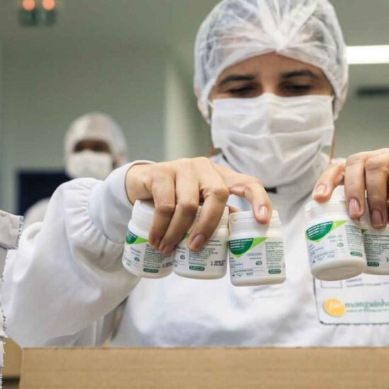 EUA cortam ajuda contra o HIV e acendem alerta global; Brasil resiste, mas pode ser afetado