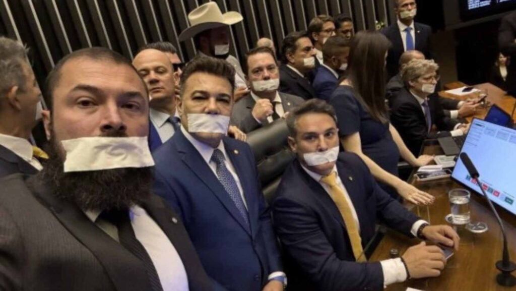 Oposição ocupa mesas da Câmara e do Senado e anuncia obstrução das sessões