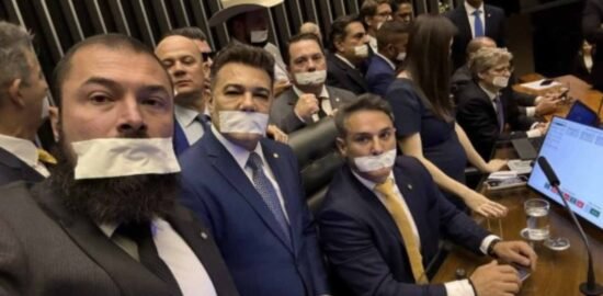 Oposição ocupa mesas da Câmara e do Senado e anuncia obstrução das sessões