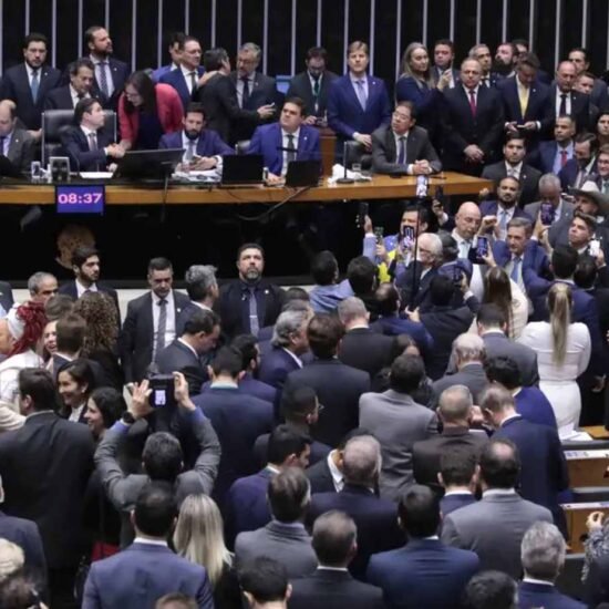 Câmara aprova urgência para projeto de anistia a golpistas