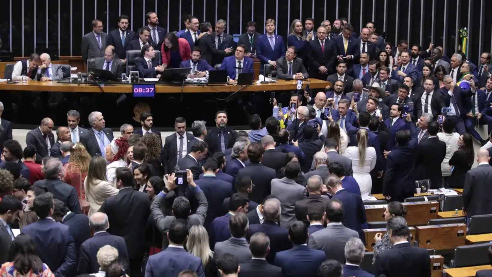 Câmara aprova urgência para projeto de anistia a golpistas